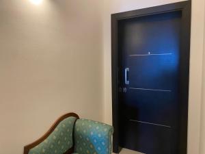 ŻonqorOcean View Apartment Marsascala的隔壁房间带椅子的门