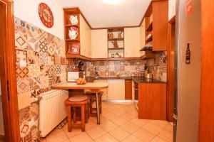 una cocina con mesa y sillas. en Great location,2 bedroom apartment, en Cavtat