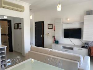 Ocean View Apartment Marsascala的电视和/或娱乐中心