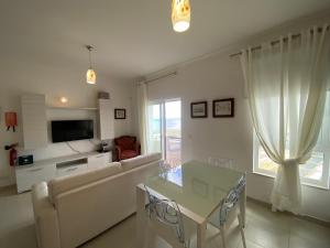 ŻonqorOcean View Apartment Marsascala的带沙发和桌子的客厅