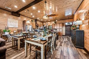 Foto sihtkohas Pleasant Hill asuva majutusasutuse Stunning Cabin with Indoor Pool, Pool Table and Hot-tub in Sevierville, Tennessee galeriist
