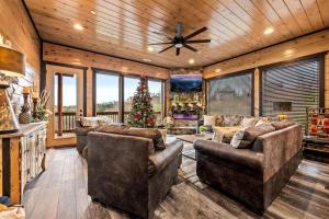 Televiisor ja/või meelelahutuskeskus majutusasutuses Stunning Cabin with Indoor Pool, Pool Table and Hot-tub in Sevierville, Tennessee