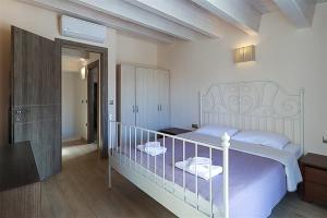 ハニオティスにあるTwins House Hanioti 2 bedrooms 6 guestsのベッドルーム1室(ベッド1台、ウォークインシャワー付)