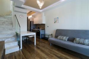 ハニオティスにあるTwins House Hanioti 2 bedrooms 6 guestsのソファとキッチンのあるリビングルーム