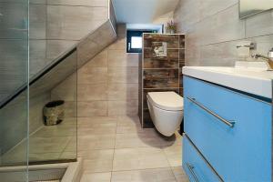 ハニオティスにあるTwins House Hanioti 2 bedrooms 6 guestsのトイレと洗面台のある小さなバスルーム +15枚の写真