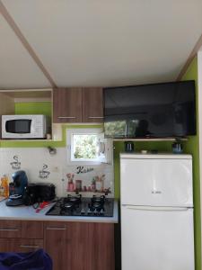 Η κουζίνα ή μικρή κουζίνα στο Mobil home près du lac - camping Poney