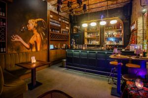 un bar con un dipinto di una donna sul muro di Cheers Porthouse a Istanbul