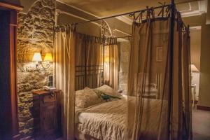 
A bed or beds in a room at Hotel Castillo El Collado
