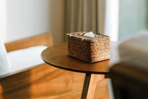 una cesta de mimbre sentada sobre una mesa en 张家界大峡谷迴音森林乡村民宿, en Cili