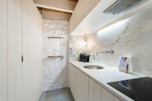 bagno con lavandino e piano di lavoro di GuestReady - A special place in Porto a Porto