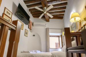 a bedroom with a ceiling fan and a bed at Puccini Flat in Rome