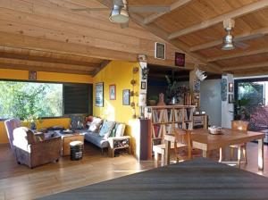 un soggiorno con un divano e un tavolo di Maison familiale Saint Leu a Saint-Leu