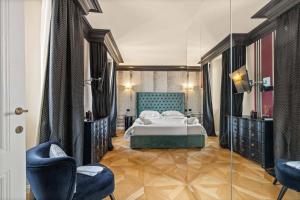 ein Schlafzimmer mit einem großen Bett und einem Spiegel in der Unterkunft Nato Felice Apartment in Florenz