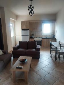 a living room with a couch and a table at ΔΙΑΜΈΡΙΣΜΑ ΜΕΝΤΗΣ in Igoumenitsa
