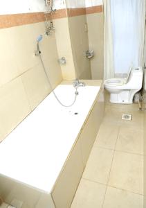 Phòng tắm tại EXCELLENT HOTEL KAMPAlA