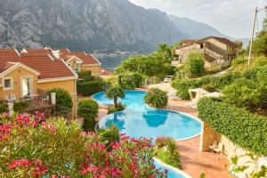 une villa avec une piscine avec des montagnes en arrière-plan dans l'établissement MonteBay Apart with POOL, à Gornji Orahovac