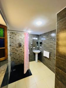 Fès al BaliにあるRiad Fes Miracleのシャワーと洗面台付きのバスルーム