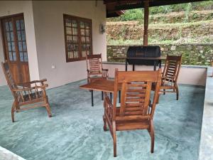 a table and chairs with a grill in a room at GladWin Holiday Rental in Tawalantenna +8 photos