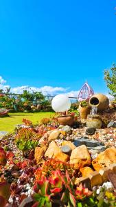 um jardim com pedras e flores e uma roda gigante em Super Invincible All Seaview Villa em Dali