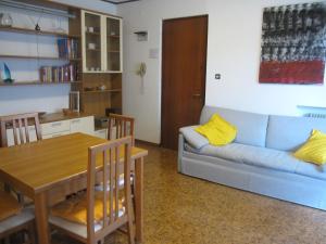 a living room with a blue couch and a table at Appartamento Aquileia in Lido