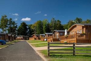 una hilera de casas en un complejo turístico en Percy Wood Country Park, en Swarland