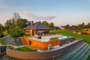 Kolam renang di atau dekat dengan Smart house with pool, jacuzzi and sauna