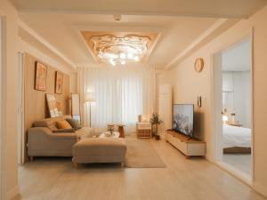ソウルにあるThe Shim Anam 3rooms late check in-outのソファとベッドのあるリビングルーム