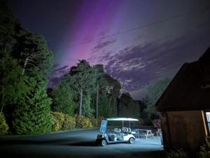 Un coche viejo aparcado en una entrada por la noche en Percy Wood Country Park, en Swarland