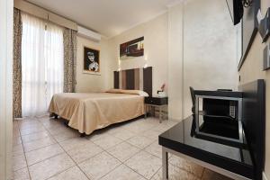 Postel nebo postele na pokoji v ubytování Hotel Rimini + 37 fotografií