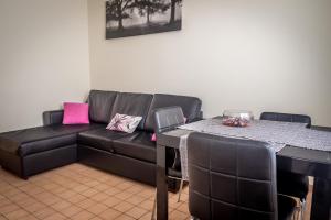 un soggiorno con un divano e un tavolo di San Pietro's Home a Roma Altre 22 foto