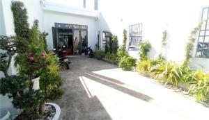 a courtyard of a building with potted plants at Khách Sạn Đức Trí in Binh Chau