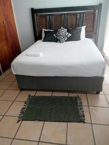 1 dormitorio con cama y alfombra verde en el suelo en MD VIP guest house, en Amersfoort