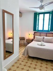 Postel nebo postele na pokoji v ubytování Hostal El Faro