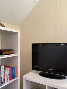 TV a/nebo společenská místnost v ubytování Superb Double Room near Airport - 2