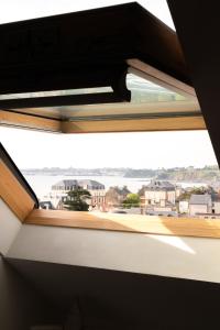 een raam in een kamer met uitzicht bij Villa Bel-Amy in Saint-Pair-sur-Mer +129 foto's