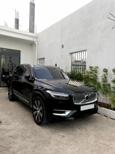 a black luxury car parked in front of a building at Khách Sạn Đức Trí in Binh Chau +7 photos