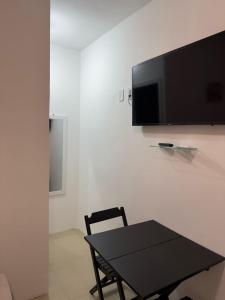 Μια τηλεόραση ή/και κέντρο ψυχαγωγίας στο Suite 5, Casa Amarela, Primeiro Andar +8 φωτογραφίες