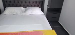 En eller flere senge i et værelse på Kevin&Elisa