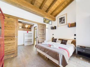 Postel nebo postele na pokoji v ubytování Luxueux chalet avec piscine, sauna et parking à La Rosière pour 10 personnes - FR-1-398-633