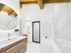 Koupelna v ubytování Luxueux chalet avec piscine, sauna et parking à La Rosière pour 10 personnes - FR-1-398-633 + 27 fotografií