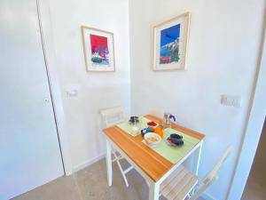 a small dining room with a wooden table and chairs at Symphony Sound Villa with Pool in Chiesanuova