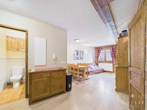 a living room with a toilet and a table at Appartement 2 pièces cabine - Centre station, Wifi gratuit, proche remontées mécaniques et garderie - FR-1-398-507 in La Rosière