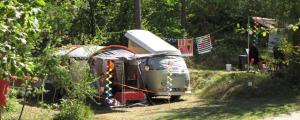 Camping La Tuque外面的花园