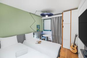 Cama ou camas em um quarto em Hotel ibis Evora mais 37 fotos