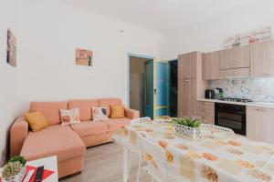 a living room with a table and a couch at Disiu Case Vacanza - Balestrate in Balestrate