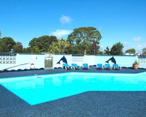 Kolam renang di atau dekat dengan Cosy Quiet Caravan By The Sea