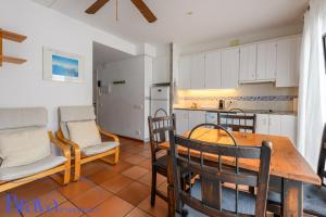 Køkken eller tekøkken på Casa Llúcia - Check-out 1 pm I 3' playa I planta baja I céntrico I equipado