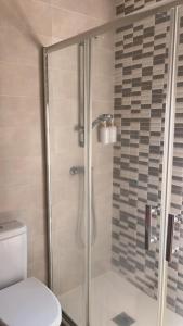 ポンテベドラにあるVilla Lila - planta 1ªのバスルーム(シャワー、トイレ付) +20枚の写真