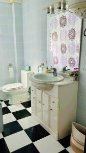 a bathroom with a sink and a toilet at Casa Nieves, totalmente equipada Planta 2 in Arcos de la Frontera +42 photos