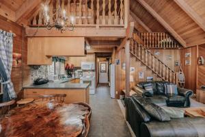 Η κουζίνα ή μικρή κουζίνα στο Mt Baker Rim Cabin 53 - A cozy cabin with a open fire place and outdoor hot tub